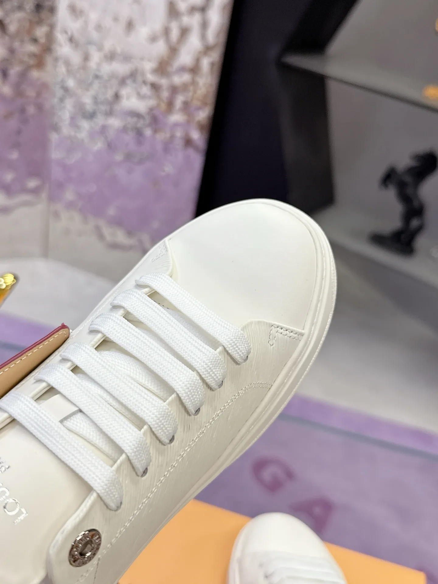 Factory price: 640💰 Louis Vuitton Louis Vuitton 25ss new style💗 Presbyopic chain sneakers, white shoes, many Internet celebrity fashion bloggers plant grass, simple shoe shape grid design, brand LOGO embossing, hardware buckle, presbyopic stitching, LV Circle rubber patch on the tongue with rich details 🌹 Original custom silk cowhide on the upper, water-dyed cowhide on the inside, one-piece molding process EVA feet 😄 Original open molded T men's shoes 💰U outsole LV white shoes series Size: 35-40